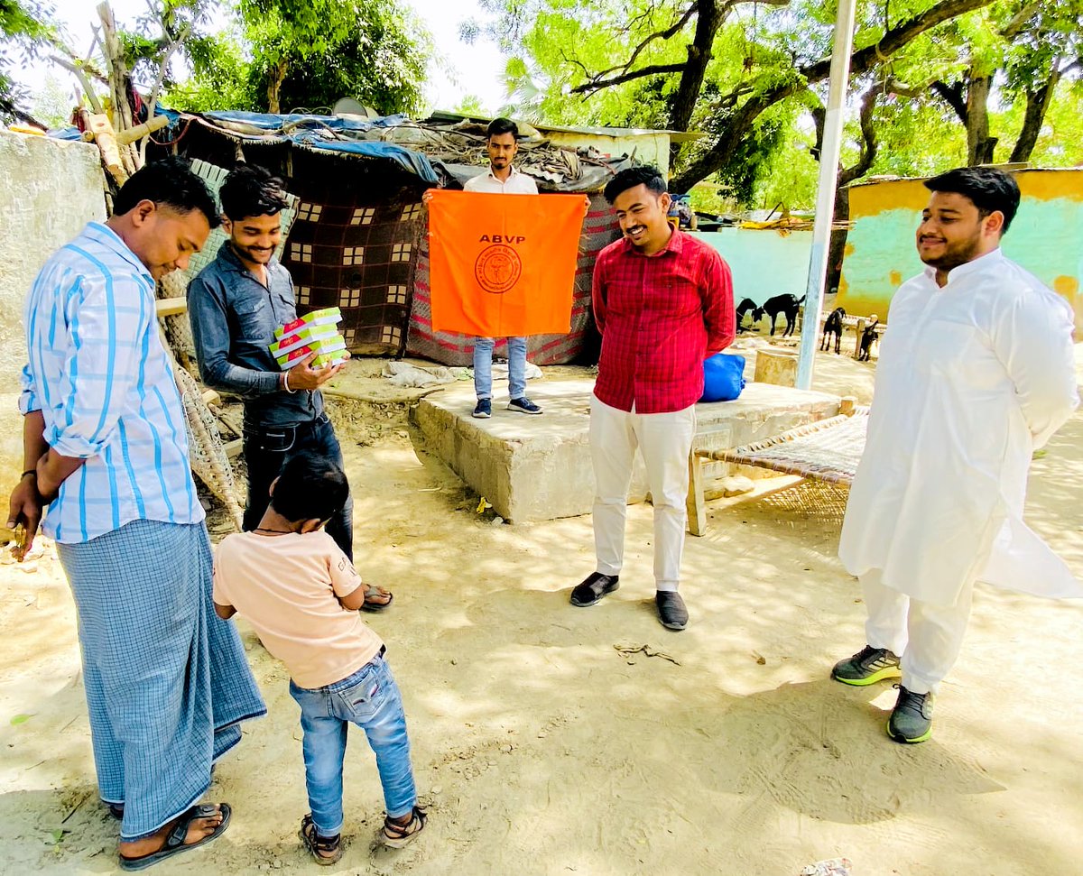 ABVPspn's tweet photo. आज सेवार्थ विद्यार्थी कार्य शाहजहांपुर की महानगर इकाई के द्वारा शाहजहांपुर के इंदिरानगर स्थित कुष्ठरोगी आश्रम व अन्य सेवा बस्तियों में भोजन पैकेट का वितरण किया गया।
#सेवार्थ_विद्यार्थी_कार्य #SFSShahjahanpur #SFSBraj #ABVPForSociety #ABVPShahjahanpur #AbvpBraj @theAkash01 https://t.co/Zzhk9OyBQB