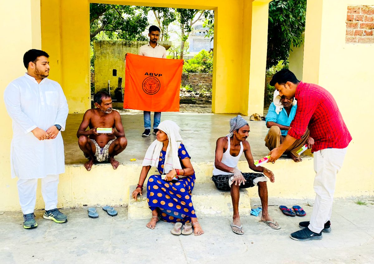 ABVPspn's tweet photo. आज सेवार्थ विद्यार्थी कार्य शाहजहांपुर की महानगर इकाई के द्वारा शाहजहांपुर के इंदिरानगर स्थित कुष्ठरोगी आश्रम व अन्य सेवा बस्तियों में भोजन पैकेट का वितरण किया गया।
#सेवार्थ_विद्यार्थी_कार्य #SFSShahjahanpur #SFSBraj #ABVPForSociety #ABVPShahjahanpur #AbvpBraj @theAkash01 https://t.co/Zzhk9OyBQB