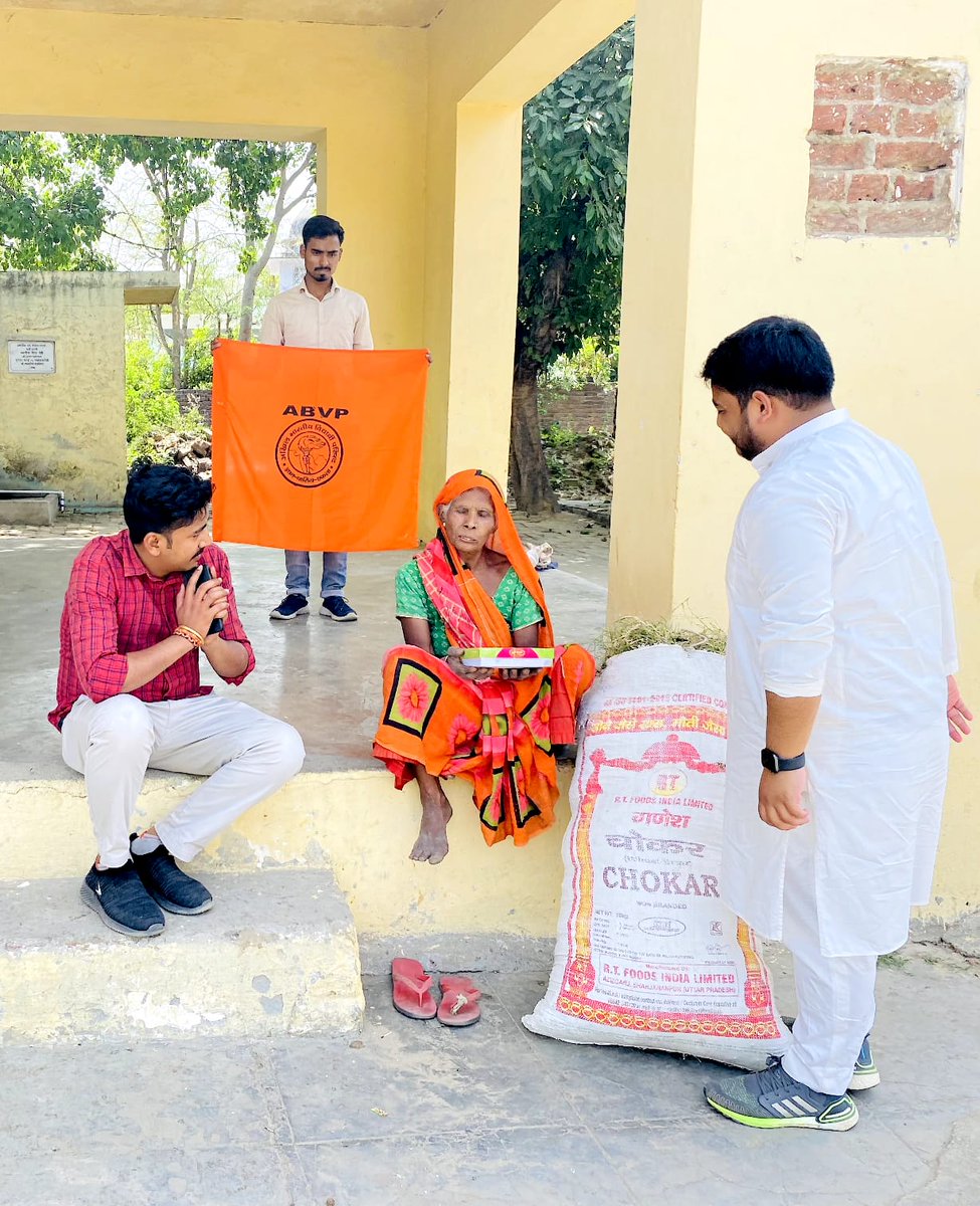ABVPspn's tweet photo. आज सेवार्थ विद्यार्थी कार्य शाहजहांपुर की महानगर इकाई के द्वारा शाहजहांपुर के इंदिरानगर स्थित कुष्ठरोगी आश्रम व अन्य सेवा बस्तियों में भोजन पैकेट का वितरण किया गया।
#सेवार्थ_विद्यार्थी_कार्य #SFSShahjahanpur #SFSBraj #ABVPForSociety #ABVPShahjahanpur #AbvpBraj @theAkash01 https://t.co/Zzhk9OyBQB