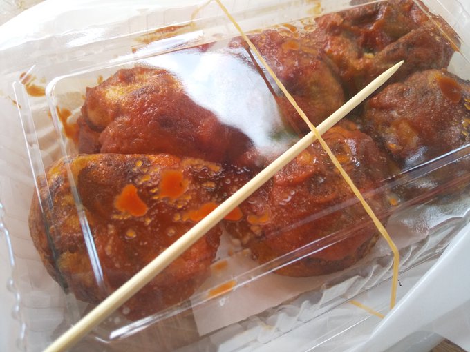 これはピザ玉というたこ焼きの擬態をしたピザです 