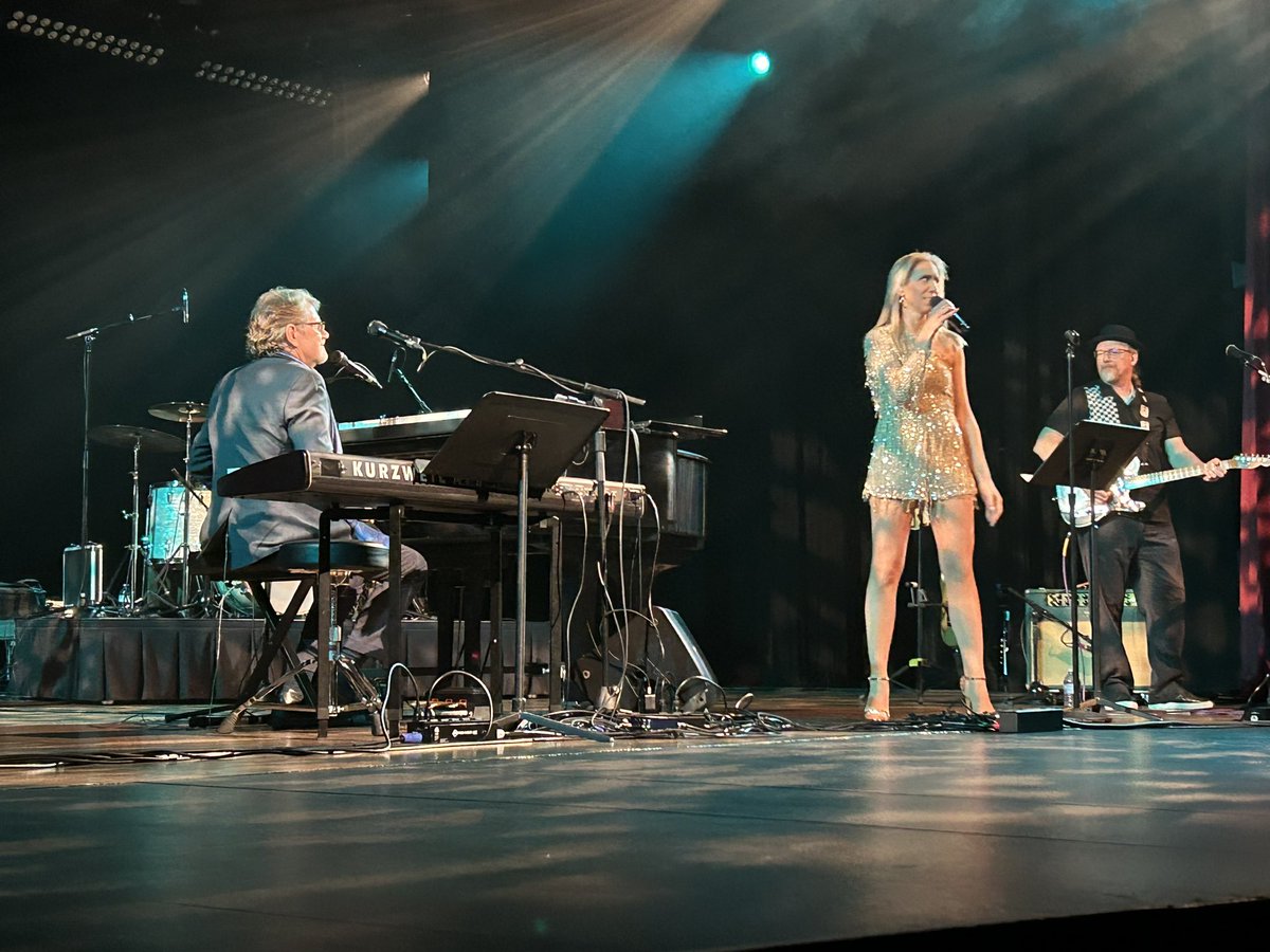 MayumiIzumi1's tweet photo. What a wonderful Saturday night @Centennial_Thtr ! Thank you Nicole for inviting me to the #GaryCableProject โs concert ๐ #saturdaynight #northvancouver #concert https://t.co/IBruv05bph