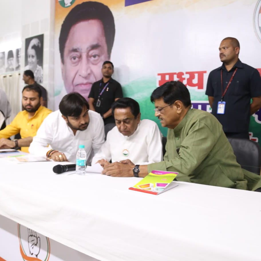 INCMP's tweet photo. प्रदेश कांग्रेस अध्यक्ष कमलनाथ जी प्रदेश कांग्रेस कार्यालय में मध्यप्रदेश बाल कांग्रेस की राज्य स्तरीय बैठक में शामिल।

"सबके साथ - कमलनाथ" https://t.co/2wNt764850