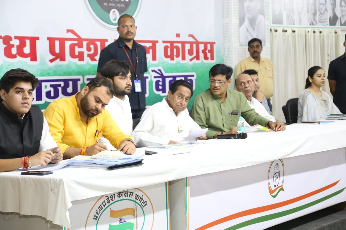 INCMP's tweet photo. प्रदेश कांग्रेस अध्यक्ष कमलनाथ जी प्रदेश कांग्रेस कार्यालय में मध्यप्रदेश बाल कांग्रेस की राज्य स्तरीय बैठक में शामिल।

"सबके साथ - कमलनाथ" https://t.co/2wNt764850