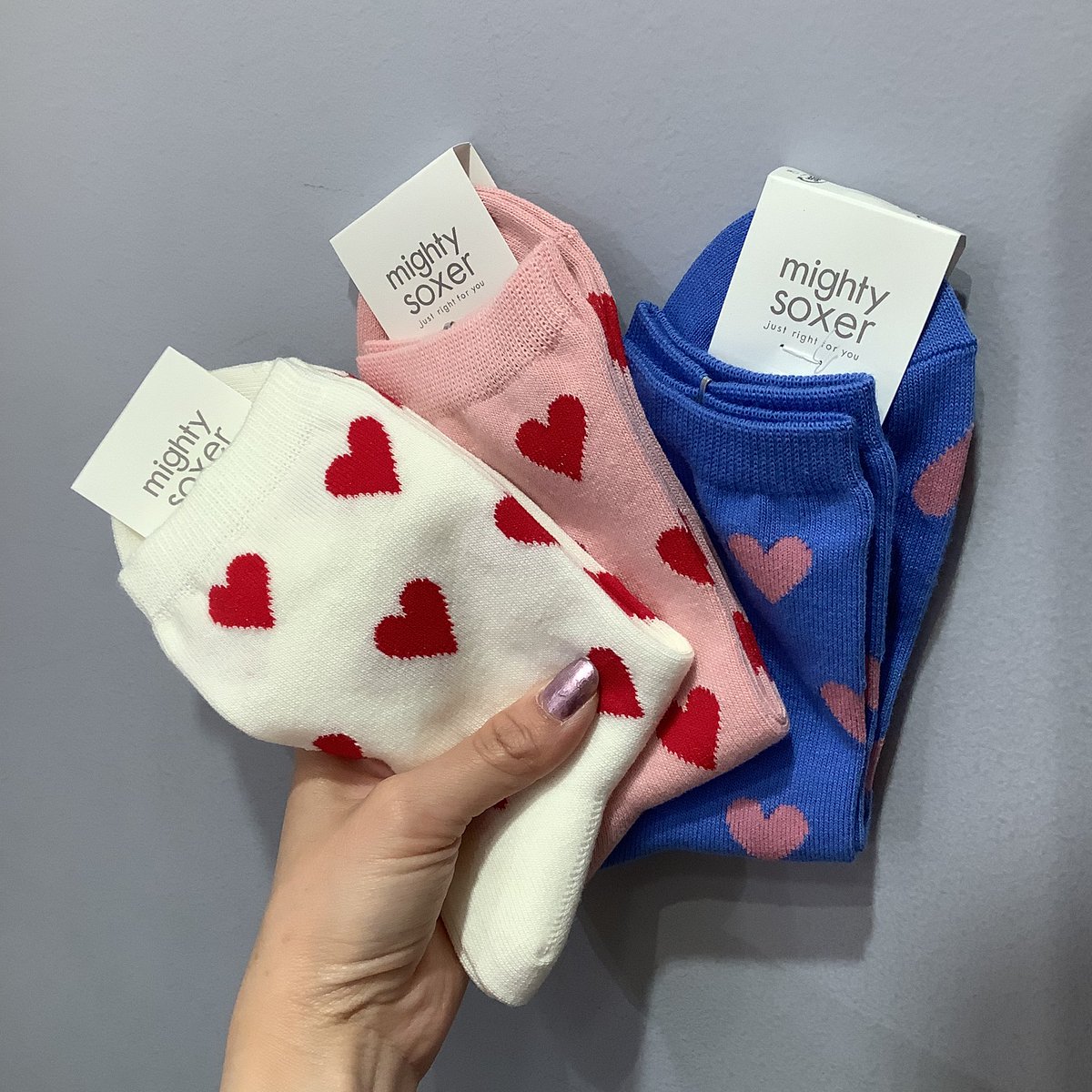 kutsushitaya_m's tweet photo. こんにちは🌼
新宿ミロード店のみっちゃんです🥽
オススメ商品のご紹介🧦
店頭でも大人気のハート柄の靴下♥️
靴下の色によってハートの色が違うので雰囲気が変わります😘
ちなみに私は、ピンク×赤ハート❤️が特におすすめです✨
こちらは3足で¥1386(税込)商品です☺️✨
本日もご来店お待ちしております🙇‍♂️ https://t.co/cqm6rpGyTm