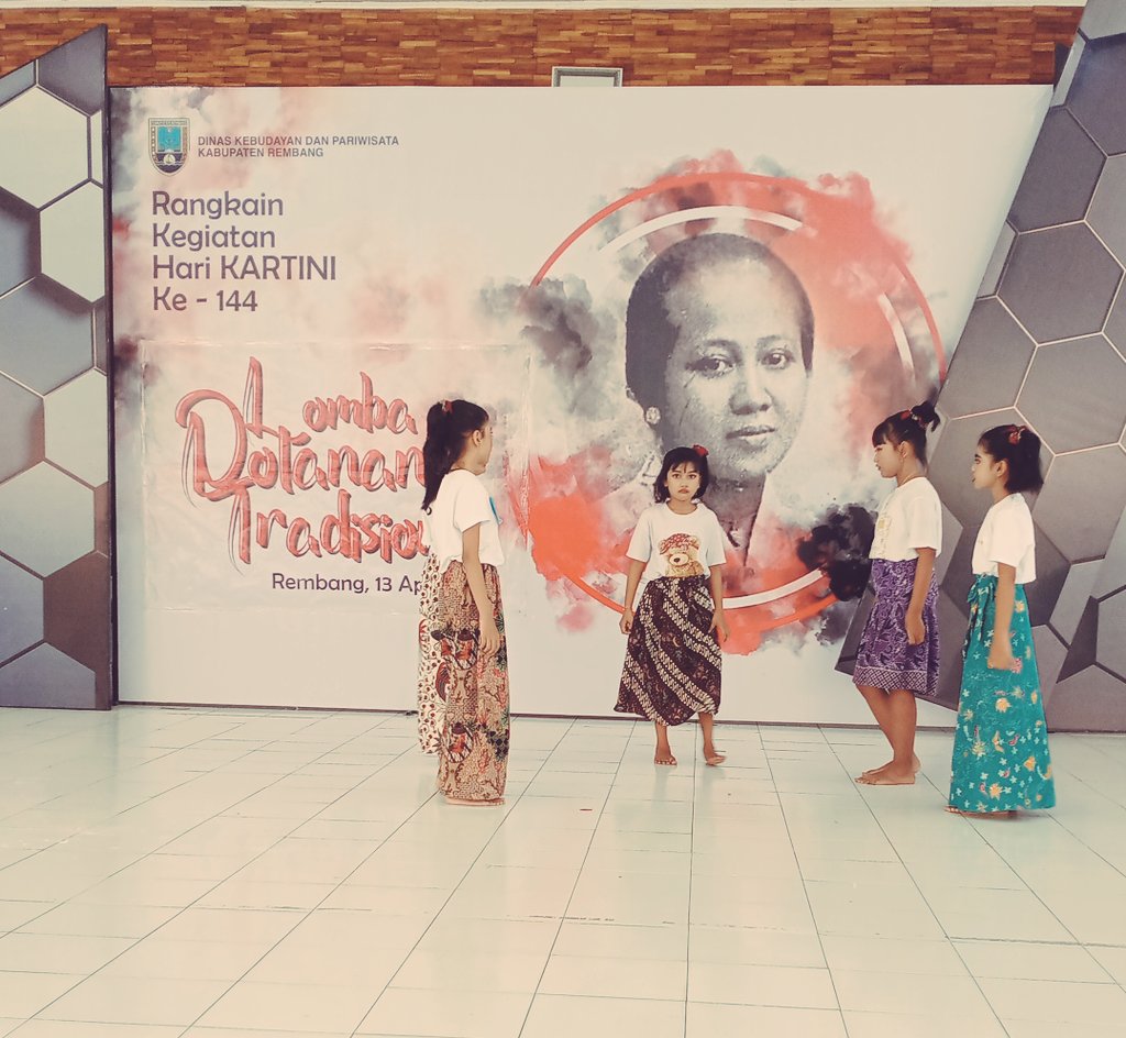 Dolanan Tradisional....
Dalam rangka Hari Kartini di Rembang hari Kamis 13/4/23. Iki anak²e pak Praptomo.
