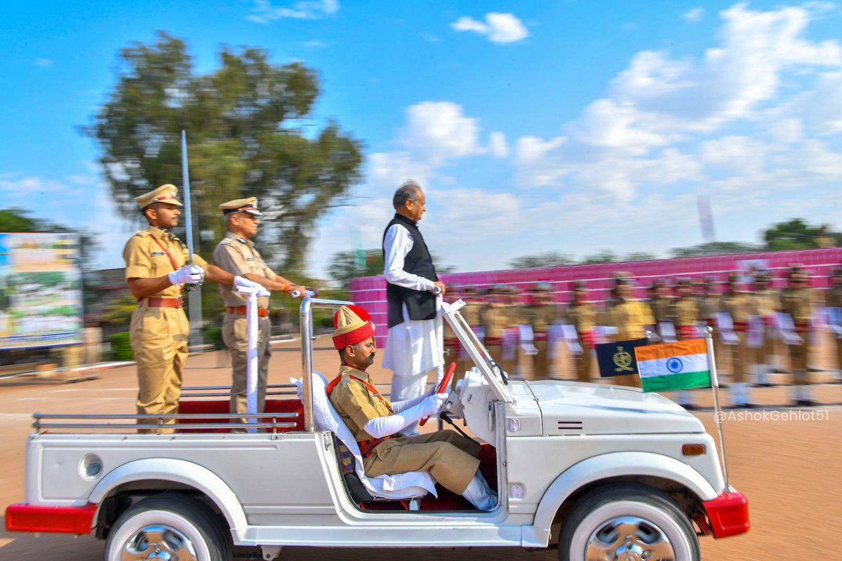 ashokgehlot51's tweet photo. राजस्थान में जन जीवन संरक्षण हेतु अपनी जिम्मेदारी निभाने में पुलिस का योगदान सराहनीय है।

राजस्थान पुलिस दिवस के अवसर पर आयोजित परेड पर विभाग के शौर्य, संवेदनशीलता व समर्पण का अभिवादन किया। https://t.co/e6wSro08Em