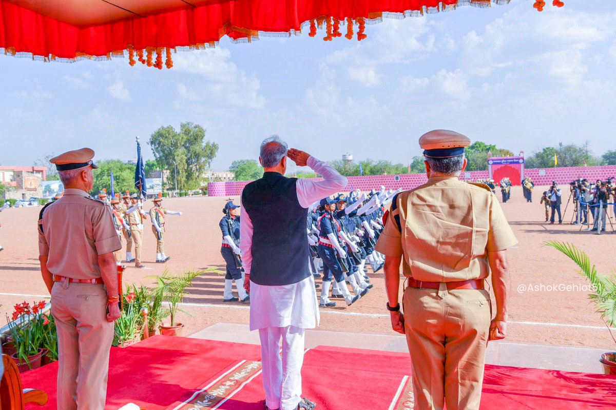 ashokgehlot51's tweet photo. राजस्थान में जन जीवन संरक्षण हेतु अपनी जिम्मेदारी निभाने में पुलिस का योगदान सराहनीय है।

राजस्थान पुलिस दिवस के अवसर पर आयोजित परेड पर विभाग के शौर्य, संवेदनशीलता व समर्पण का अभिवादन किया। https://t.co/e6wSro08Em