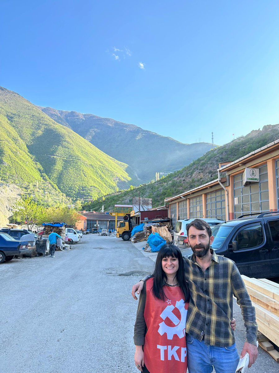 semrayvz84's tweet photo. Artvin sokakların da ve heryerde zafer bizim olacak biz kazanacağız 
✊✌
@tkpninsesi 
#TKPGelirHerŞeyDeğişir 
#OylarTKPye 
#1oyErdoğanGitsinDiye1oyTKPye https://t.co/pKGrehfjrg