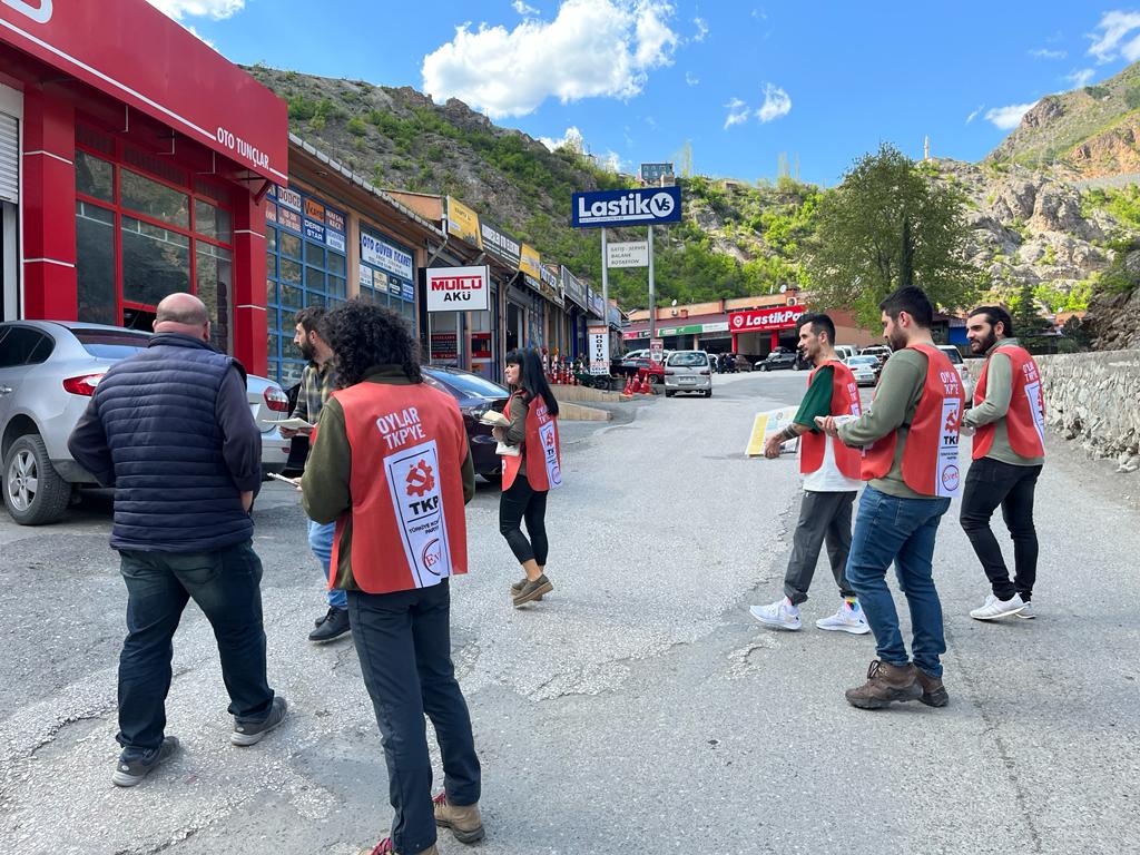 semrayvz84's tweet photo. Artvin sokakların da ve heryerde zafer bizim olacak biz kazanacağız 
✊✌
@tkpninsesi 
#TKPGelirHerŞeyDeğişir 
#OylarTKPye 
#1oyErdoğanGitsinDiye1oyTKPye https://t.co/pKGrehfjrg