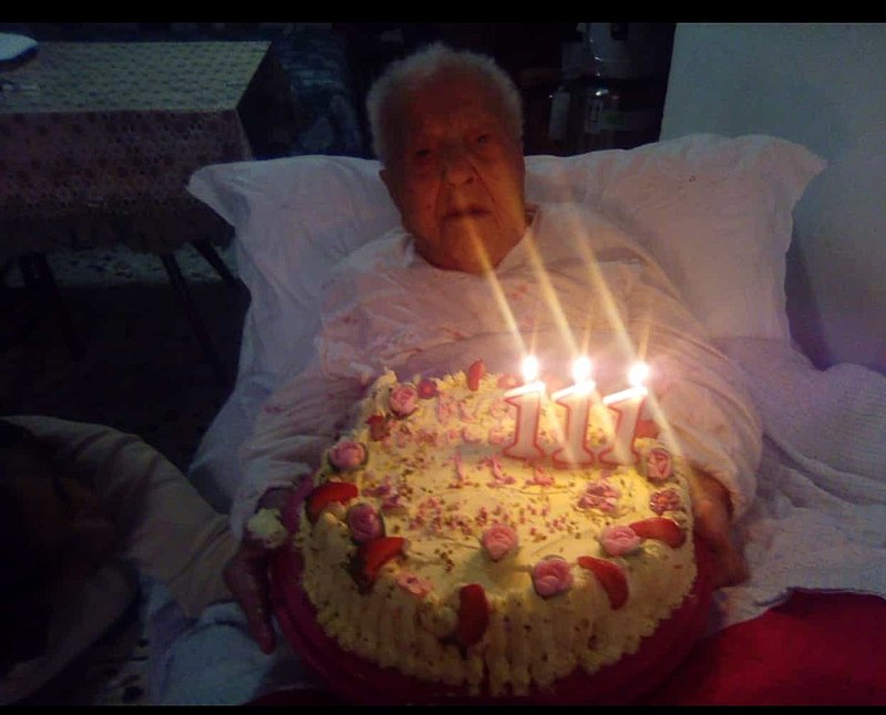 mariobianchi18's tweet photo. Il #16aprile 1909 nasceva #MariaOliva. Supercentenaria di 112 anni e 133 giorni. Dal 23/6/2020 al 27/8/2021 è stata Decana d'Italia superata da Ida Zoccarato (112 anni e 237 giorni). Vedova dal 1965 con 8 figli, visse con i prodotti dei suoi campi. A 109 anni incontrò #Bergoglio. https://t.co/5R5vnWxEVg