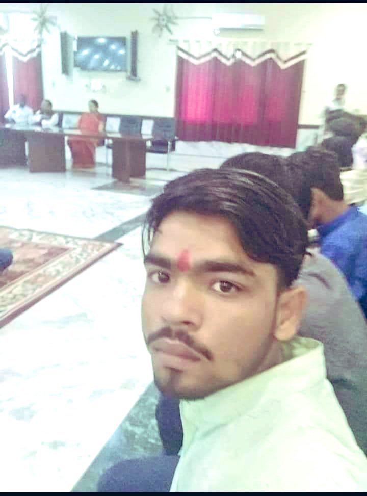 Nattashasharrma's tweet photo. हे राम…..
लवलेश तिवारी यें वहीं हैं ना जिसने कल गोली चलाई तो ये केंद्रीय मंत्री @smritiirani के कार्यक्रम में शामिल होता आया हैं, ओह हो आख़िर ये रिश्ता क्या कहलाता हैं…..? https://t.co/dy7LHpQXb0