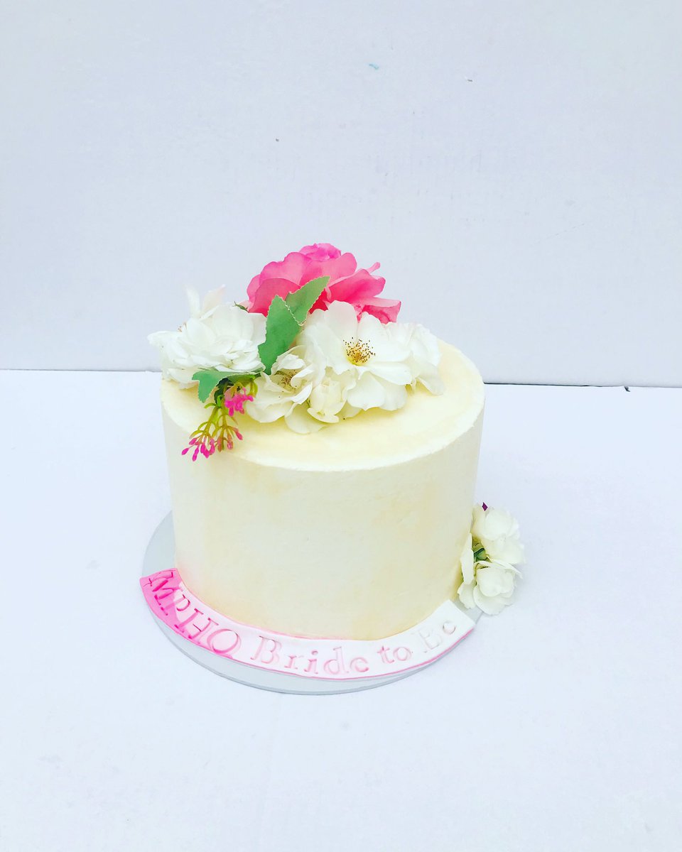 MCMotsepe85's tweet photo. Events Cakes 🎂 From R600 
📸: 20cm Bride to Be Cake 
📍: Garankuwa 
📱: WA 078 600 1200 
🛵: R150 PTA | R250 JHB 
Stage 8 | Bonisile | iPhone 15 
#KhosiTwala𓃵 
#NationalShutdown 
#bridetobecake👰🎂 https://t.co/vlkifVGoE2