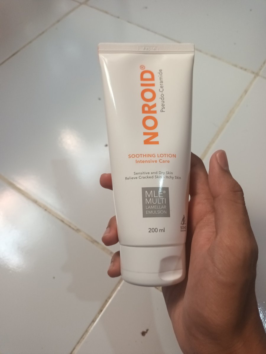 celenupil's tweet photo. Buat boti boti yg pengen pantat ny alus kek pantat bayi lu kudu cobain ini!!!!!!! Jadi ini tuh shooting lotion yg mengandung ceramide buat lotion kulit gua yg lagi kena echzema, tapi gua iseng pakein ke pantat gue, hasilny pantat gua beneran halus mulus kek pantat bayi rilll https://t.co/hroicvV8kt