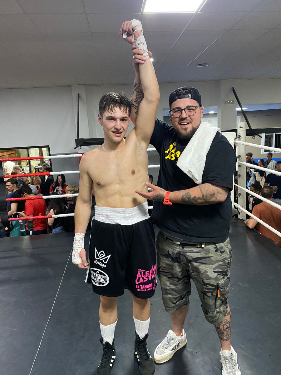 jrjuniorboxing's tweet photo. 🔥UNANIMOUS DECISION WINNER🔥

🏆 Anoche ganemos por decisión unánime y vamos avanzando en este camino tan duro.

🥊 Álvaro "El Mago" Godoy 🆚 José L. Clavero ex-campeón nacional 🇪🇦 profesional.

👔 Patrocinadores oficiales:
✅ #FisioterapiaAlhambra 
✅ @kontragolpeando https://t.co/2AV83uIjBZ