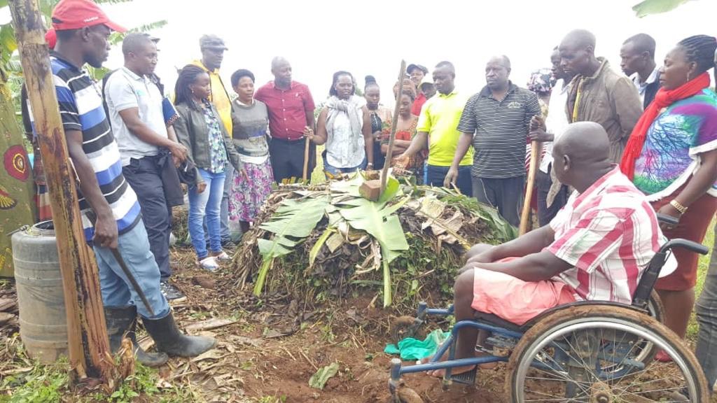 geniuscommsage's tweet image. ISDAP staff trained in the field on manure management through a "learning by doing" approach to effectively teach over 5,000 farmers in 200 villages, as manure management is important for safeguarding the quality &amp;amp; soil nutrients of cow &amp;amp; goat manure.  #ManureManagement @nfp_sdg2