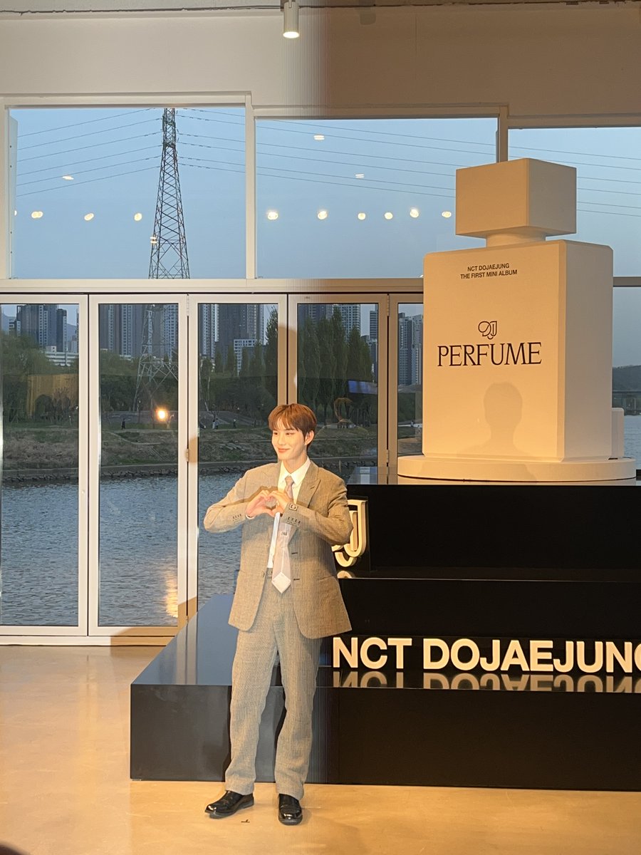 [NCT DOJAEJUNG DEBUT LAUNCH SHOW] <a href="/NCTsmtown/">NCT</a>'s Jungwoo is here! Sending his love to y'all! ❤️ #DOJAEJUNG_Perfume #NCT_DOJAEJUNG #JUNGWOO #정우