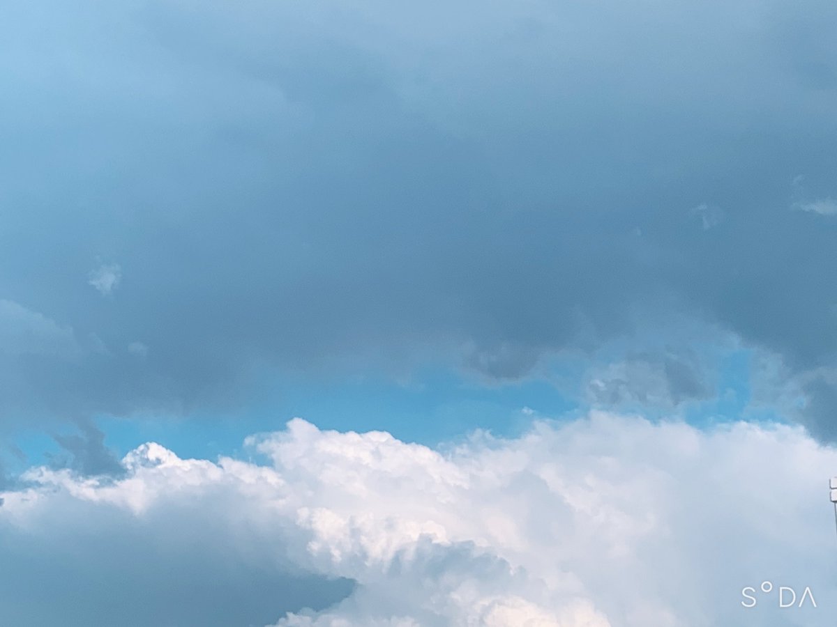 春の嵐が通り過ぎて、めっちゃ空気が澄んだと思ったら暑いお外⸜( ᐛ )⸝☀️

夏みたいな雲！！ https://t.co/xvUIILkC8b