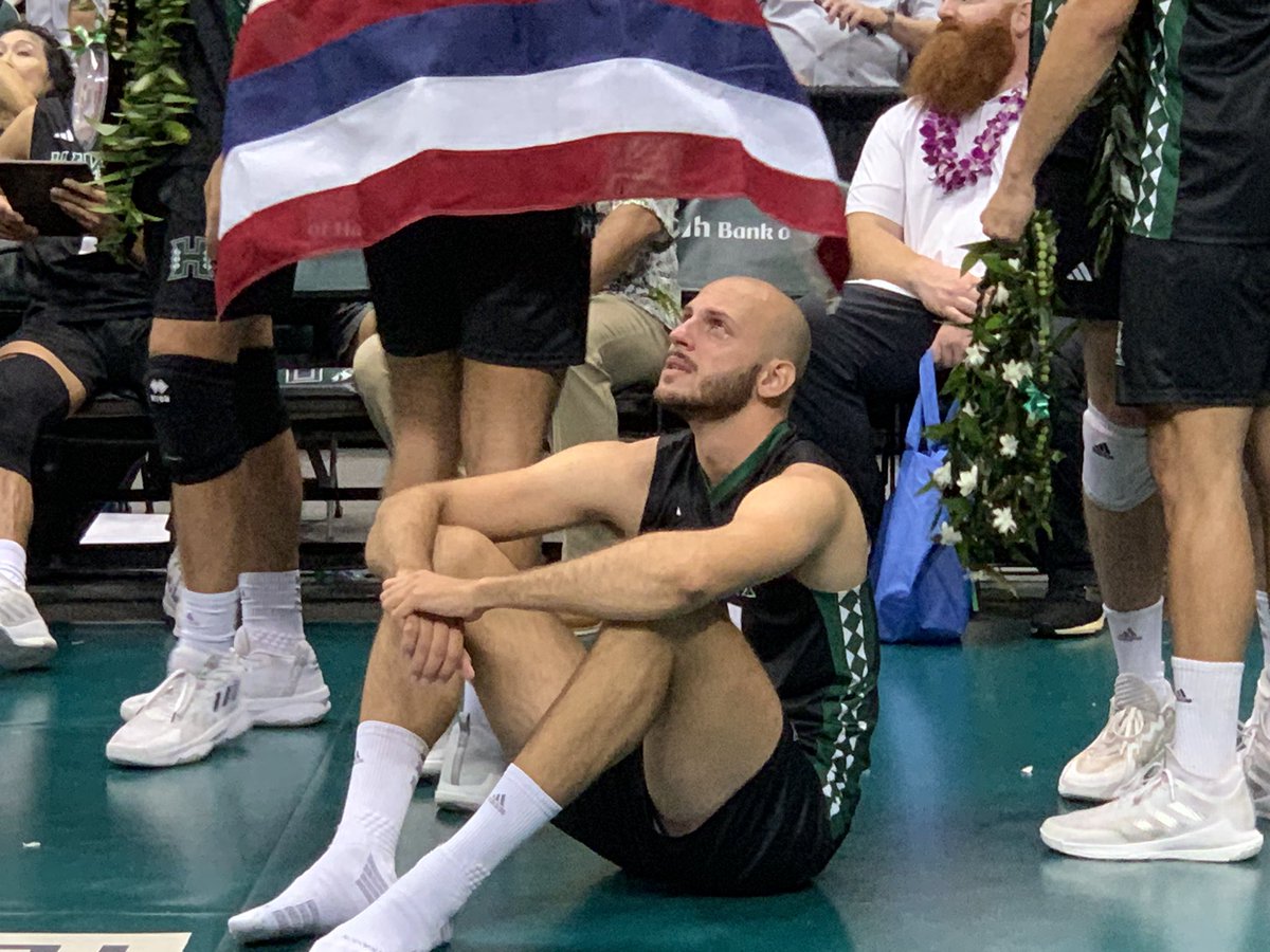 Brian_McInnis's tweet image. Guilherme Voss is just destroyed watching his teammates’ farewell senior videos. #HawaiiMVB