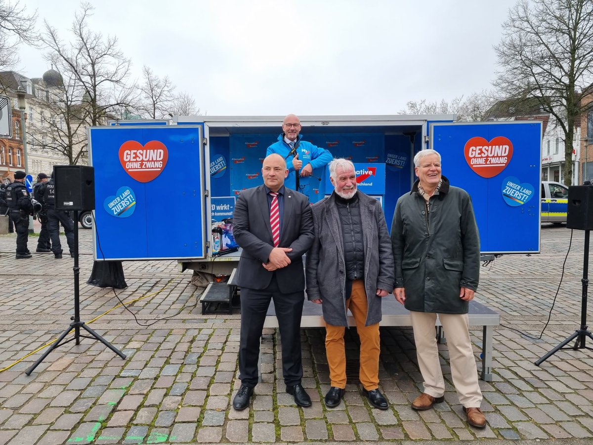 AfD_LV_SH's tweet photo. Auf der großen Kundgebung anlässlich der #Kommunalwahl sprachen am 15. April auf dem Großflecken in #Neumünster u. a. die MdB Gereon Bollmann und Steffen Janich, und der Landesvorsitzende Kurt Kleinschmidt. Am 14. Mai #AfD wählen! Sei schlau, wähle Blau! https://t.co/8ukbhLST8x