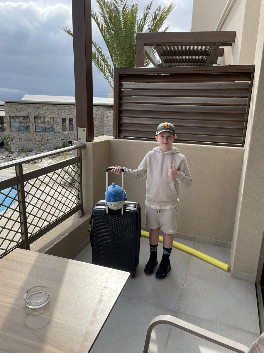 Rae_Mackay's tweet photo. Hometime 🥲✈️ 

H is looking forward to getting back to his football 🧤⚽️ https://t.co/sWWiMTTLFo