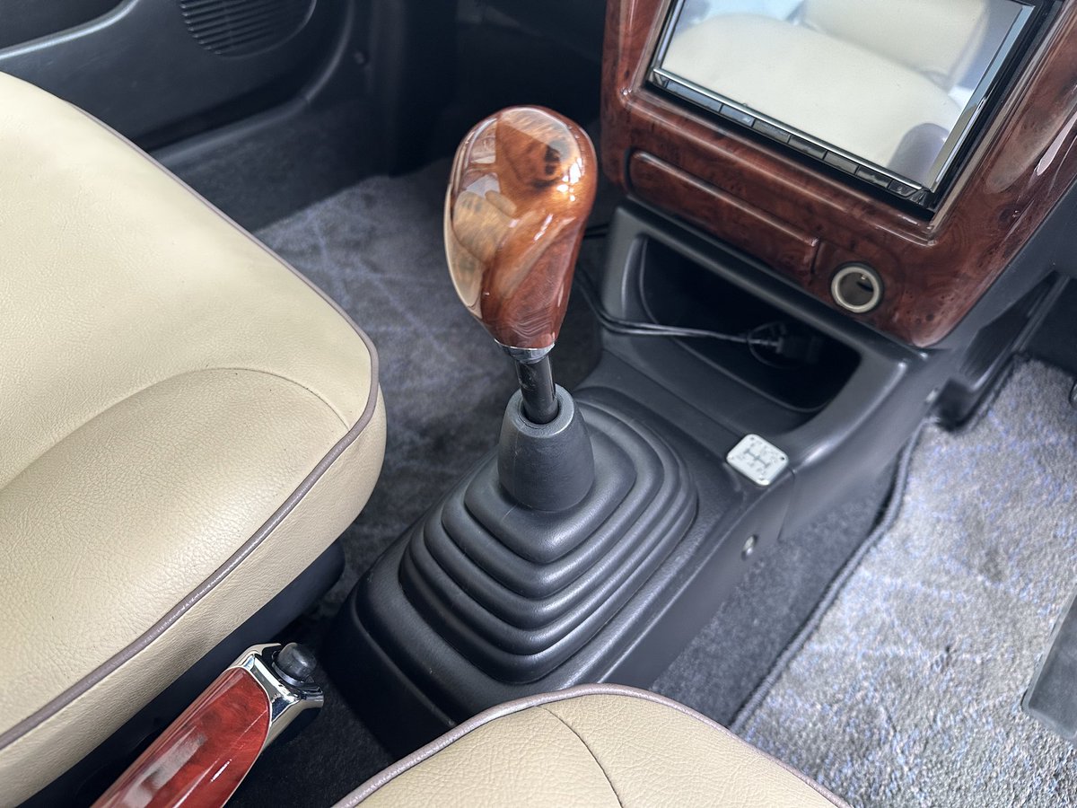 Mitsuoka_Tajimi's tweet photo. 出会うのは奇跡に近いマニュアルビュートのお納車式がありました☀️

唯一無二のマットテイストなミツオカ純正ブルーです♪
この落ち着きのある大人なかっこよさが大人気😚ﾎﾟｯ

そしてレトロな雰囲気を醸し出すフェンダーミラー✨✨

デザイン性＆ファッション性の高さを感じられます😎 https://t.co/UoW01K6W09