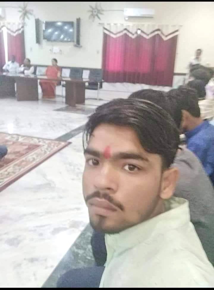 AlokChikku's tweet photo. अतीक अहमद का हत्यारा केंद्रीय मंत्री स्मृति ईरानी के समारोह में जाता था। बहुत खास लोगों के साथ इनका उठना बैठना था। बहुत संयोजित तरीके से यह सब कुछ हुआ। https://t.co/Ryf4AwNllQ