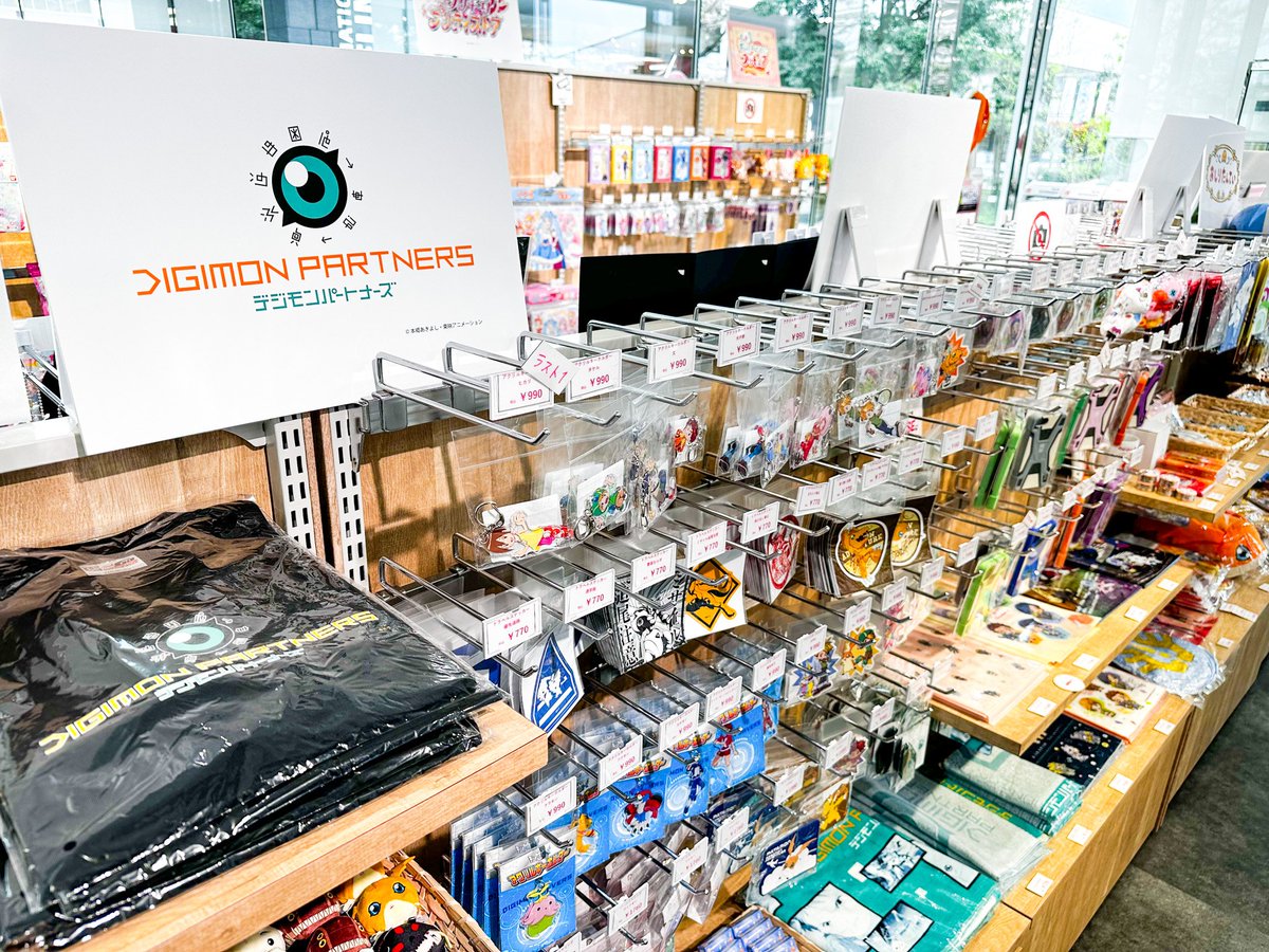 Digimon_Freaks's tweet photo. Tenemos fotos de algunas cosas en el Museo de Animación #Toei.
Se ha instalado una sucursal de #DigimonPartner en la tienda, que incluye varios productos.
También muestran la máquina expendedora temática junto con la pantalla de 02 The Beginning. #Digimon #Digimon02 https://t.co/V0riuuEJCr