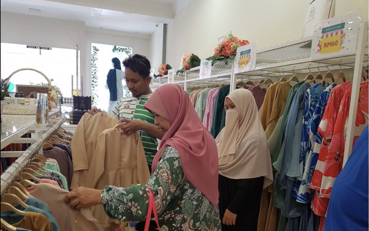 UmairahRahmad's tweet photo. JUALAN RAHMAH MAKES PEOPLE SAVE MORE MONEY IN CELEBRATING AIDILFITRI 2023

[THREAD]

#mc1102a2023 #COM201 #RayaAidilfitri2023 #BukalahHati https://t.co/Lx4jRBOZTI
