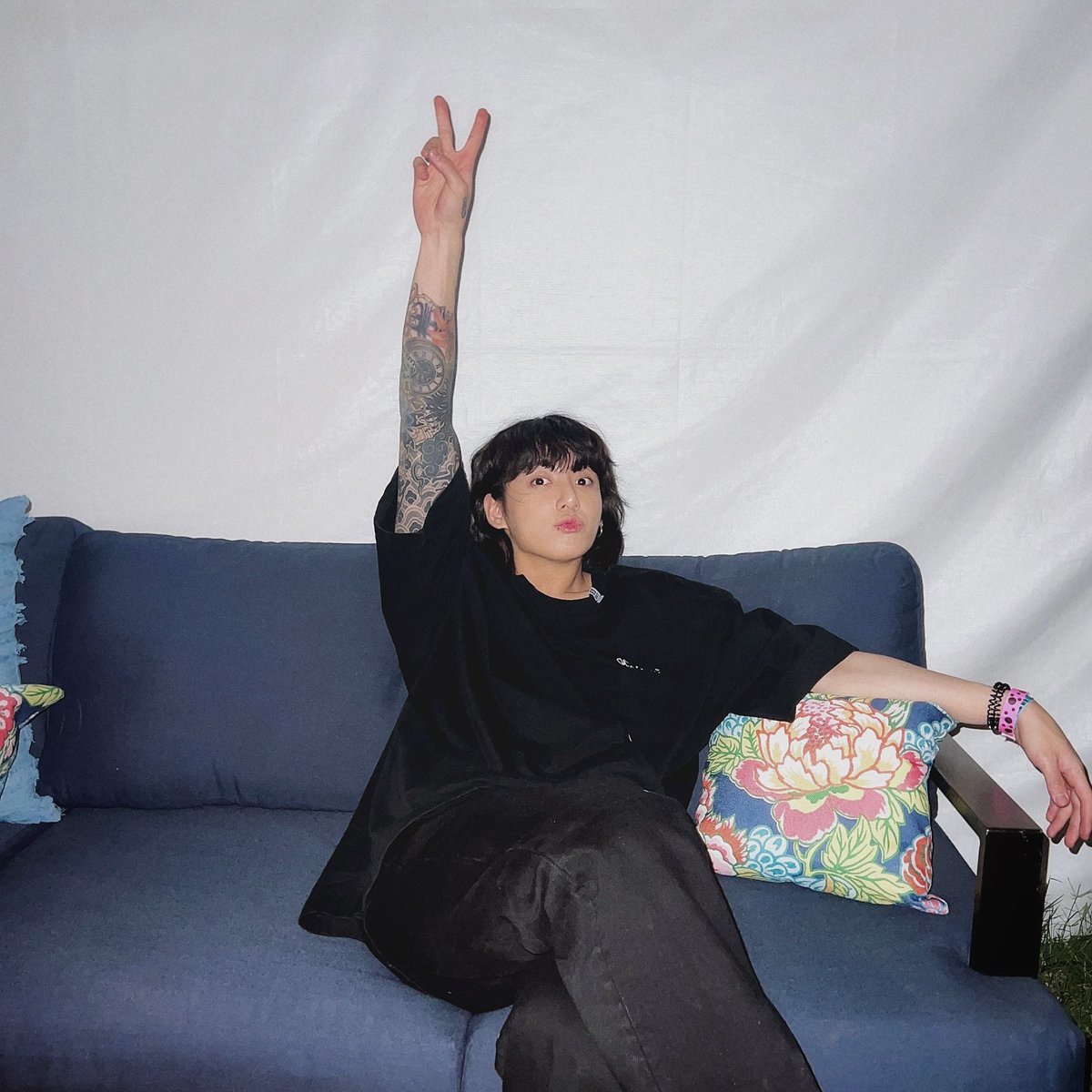 GoldenJKUnivers's tweet photo. Jungkook on Weverse:

“I was gonna watch Coachella quietly, but I was found out right away…
ARMY, you are amazing, how did you recognize me? I cut my bags…
(Please know that I took this in a hurry to show to ARMY, thank you)…” https://t.co/NGPTuUBHHn