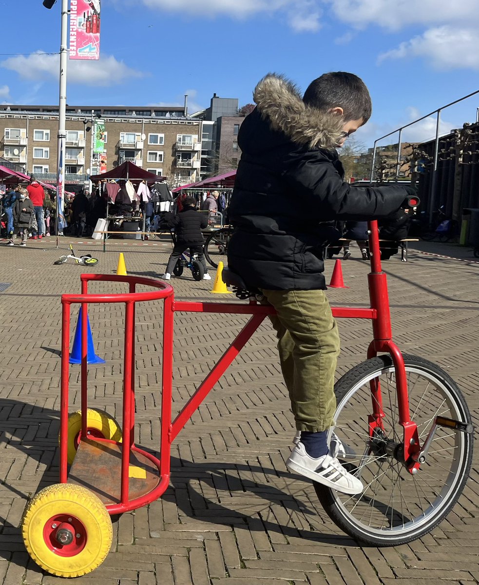 cycle_fun's tweet image. Onze nieuwe FUNBIKE was een succes gister tijdens @amsterdamblendmarket 

Hoe zullen we deze funbike noemen: gladiatorbike, bakfiets,…. Of?

We hebben er 2 van. Een rode en een blauwe zodat we het spel ringsteken kunnen organiseren met 2 teams. Zie je het voor je?