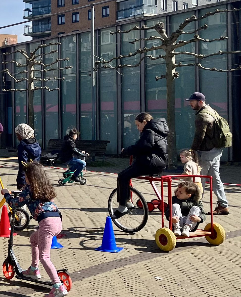 cycle_fun's tweet image. Onze nieuwe FUNBIKE was een succes gister tijdens @amsterdamblendmarket 

Hoe zullen we deze funbike noemen: gladiatorbike, bakfiets,…. Of?

We hebben er 2 van. Een rode en een blauwe zodat we het spel ringsteken kunnen organiseren met 2 teams. Zie je het voor je?
