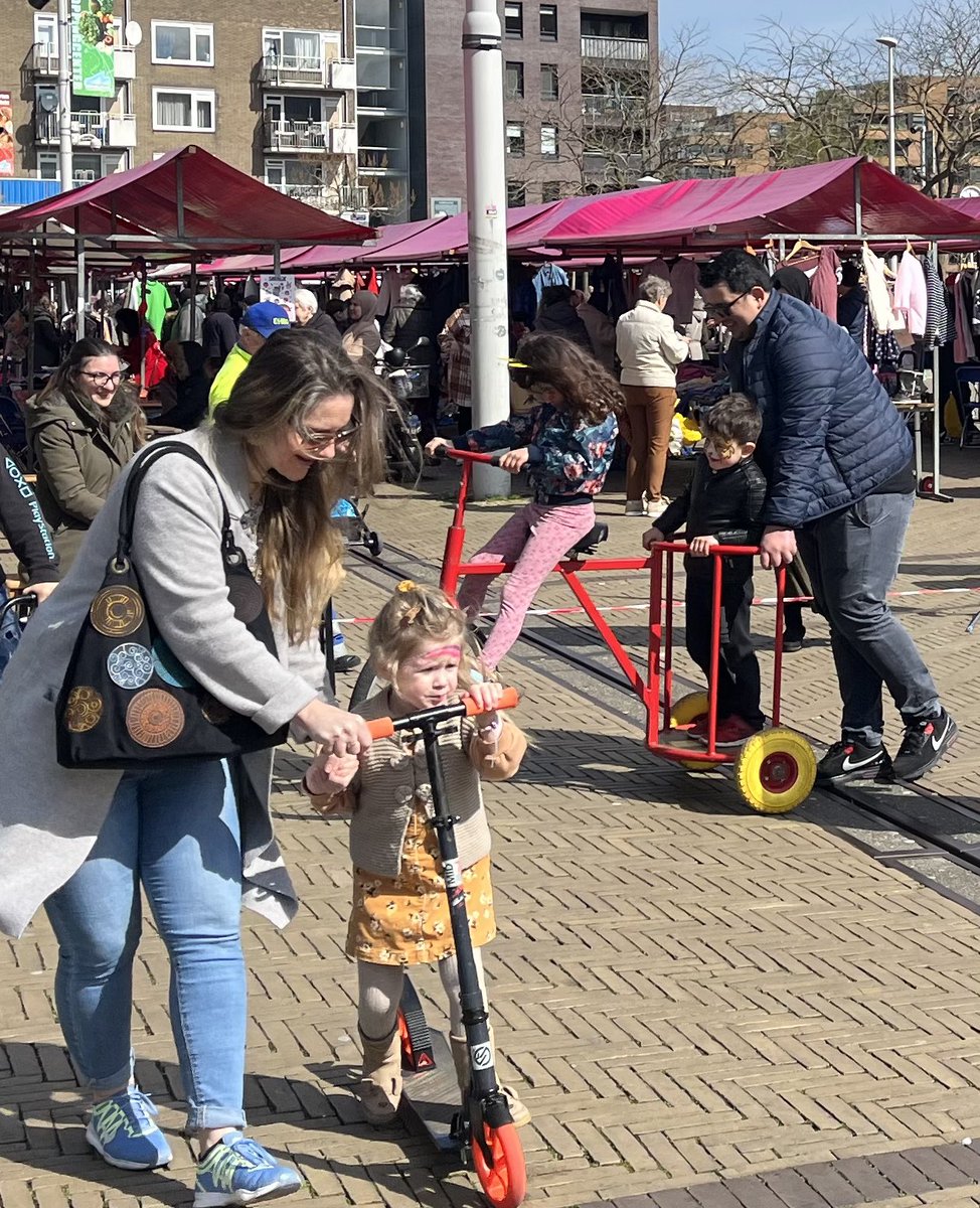 cycle_fun's tweet image. Onze nieuwe FUNBIKE was een succes gister tijdens @amsterdamblendmarket 

Hoe zullen we deze funbike noemen: gladiatorbike, bakfiets,…. Of?

We hebben er 2 van. Een rode en een blauwe zodat we het spel ringsteken kunnen organiseren met 2 teams. Zie je het voor je?