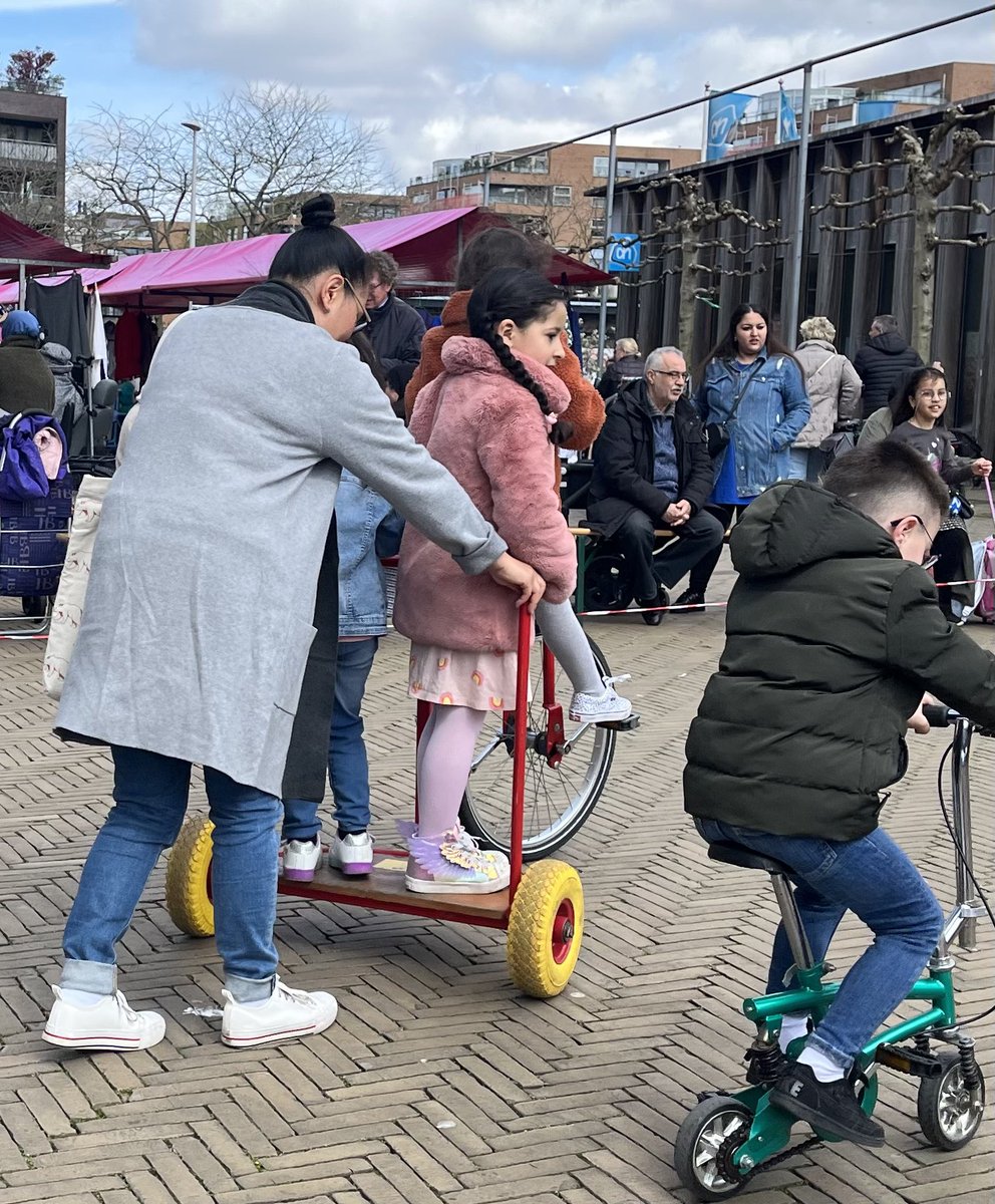 cycle_fun's tweet image. Onze nieuwe FUNBIKE was een succes gister tijdens @amsterdamblendmarket 

Hoe zullen we deze funbike noemen: gladiatorbike, bakfiets,…. Of?

We hebben er 2 van. Een rode en een blauwe zodat we het spel ringsteken kunnen organiseren met 2 teams. Zie je het voor je?