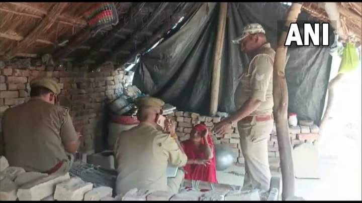 BebakBekhofAmmu's tweet photo. अतीक अहमद को मारने वाले अरुण मौर्य का घर जो चाचा के साथ रहता है।ना घर की दीवार हैं ना ही लेंटर , मां-बाप की पहले ही मौत हो चुकी है। दो छोटे भाई साथ में कबाड़ का काम करते हैं। ये गोदी मीडिया द्वारा प्रायोजित आतंकवादी है। https://t.co/sYe7ZbP22U
