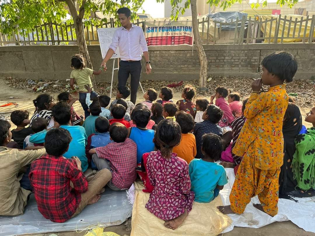 Ishtfoundation's tweet photo. #युवा_बदलाव_की_ओर।। 📖
उज्ज्वल भविष्य की नींव अगर बनानी है, 
तो वर्तमान में शिक्षा की चिंगारी जलानी होगी।। 
#education #SpreadTheWord #spreadingawareness #kids #awareness #explorepage #future #hardwork #nevergiveup #teamwork #Team @Ishtfoundation https://t.co/p6JXJP1VyO