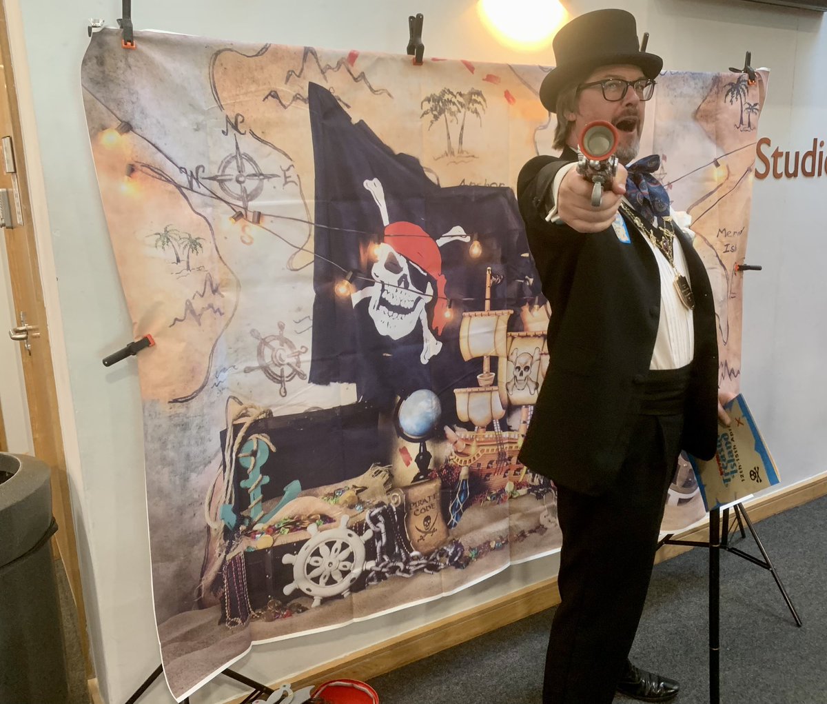 eastleighmayor's tweet photo. A wonderful time yestereve attending @roverang’s production of Treasure Island. An entertaining and highly enjoyable show, and we were smiling all the time! Lovely to be back at my old college @bartonpeveril too, which had totally changed from my time there 30+ years ago. https://t.co/NEzkNknkIS