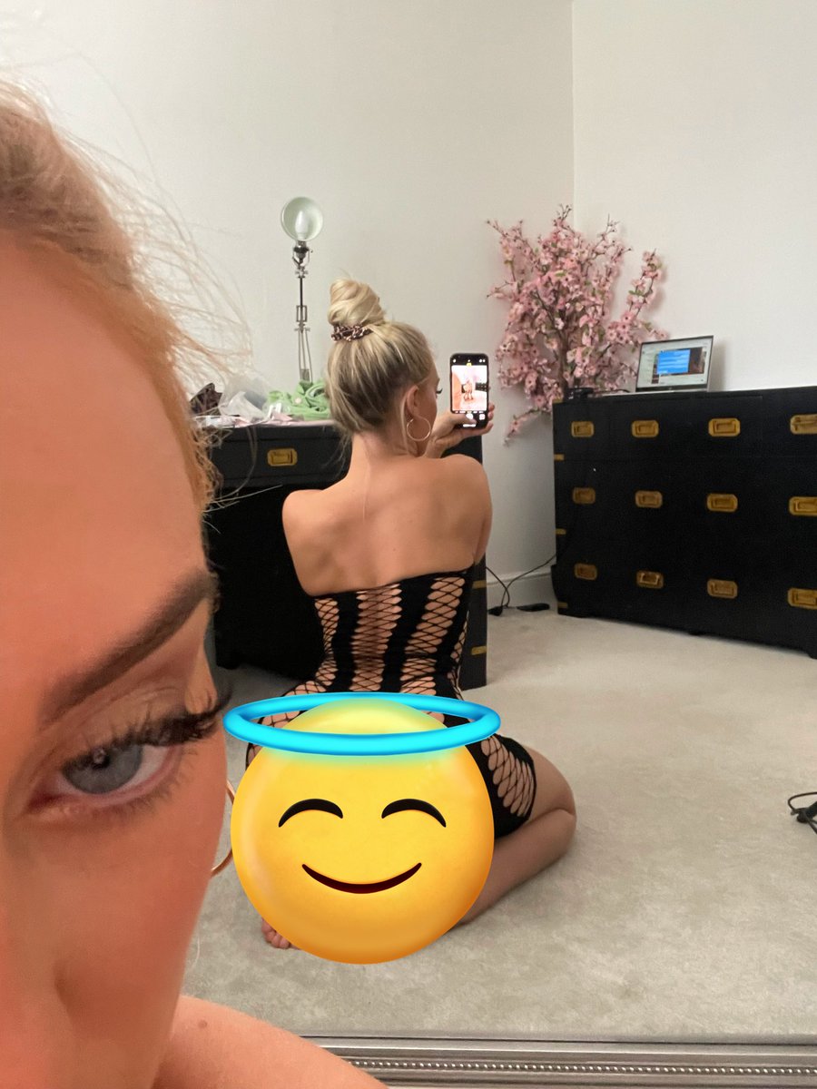 rhiannonbluebab's tweet photo. 300 RTs to remove the emoji 😉 https://t.co/ApktON2l9Q