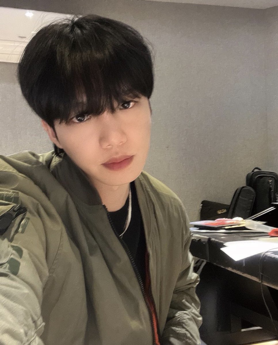 LYM_alldays's tweet photo. [INSTARGRAM] 2023.04.16

기지개 펴는데 자세가 어정쩡하네.... https://t.co/ePTu9qgWPu