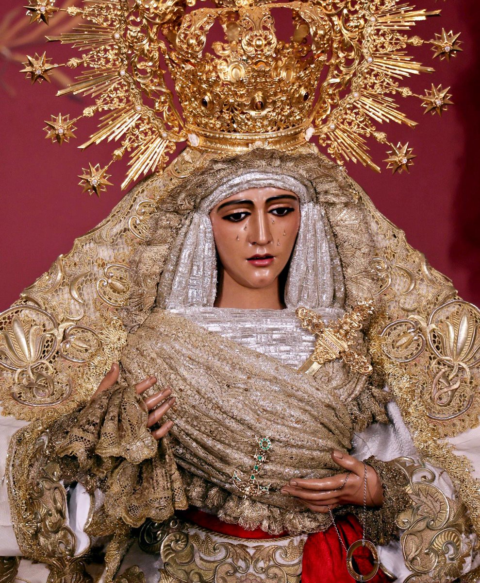 EspDeTriana's tweet photo. #ACTUALIDAD | Tras la Madrugada del Viernes Santo, Nuestra Señora de la #Esperanza ha sido entronizada en el presbiterio de la Capilla de los Marineros, vestida de blanco para este tiempo de #Pascua

#EsperanzaDeTriana https://t.co/lEErtRG7T6