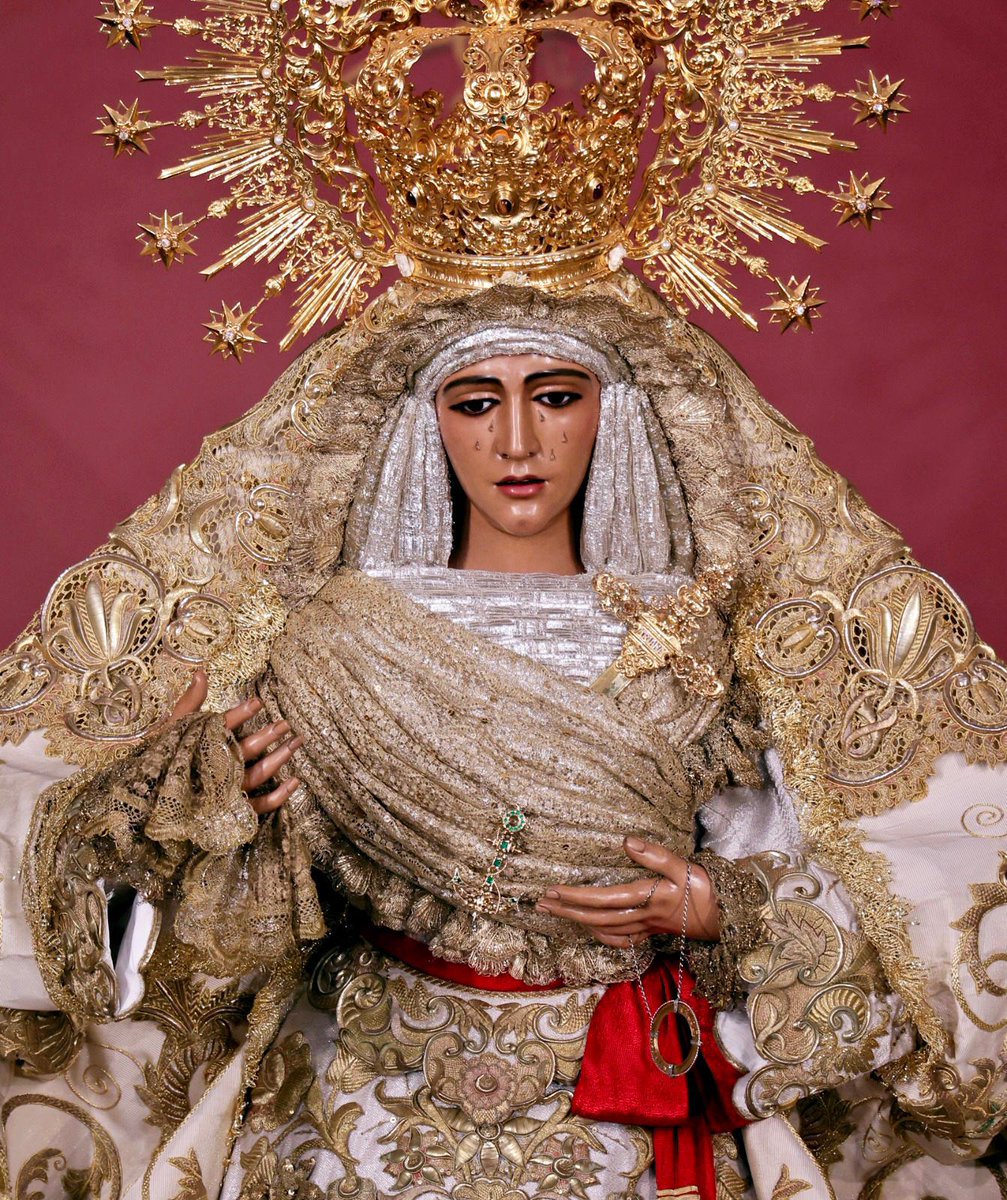 EspDeTriana's tweet photo. #ACTUALIDAD | Tras la Madrugada del Viernes Santo, Nuestra Señora de la #Esperanza ha sido entronizada en el presbiterio de la Capilla de los Marineros, vestida de blanco para este tiempo de #Pascua

#EsperanzaDeTriana https://t.co/lEErtRG7T6