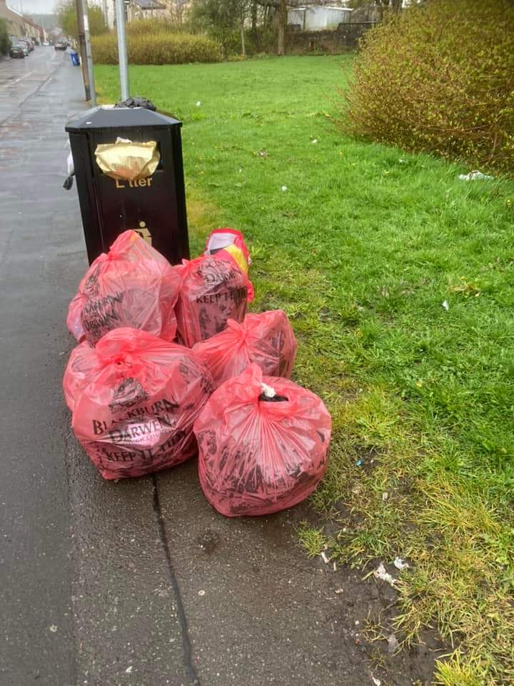 34 people spent #volunteer time collecting a round 200 bags last week.

1 person from each street = no visible litter problem #brokenwindow

We also need #producerpays and #depositreturn @theresecoffey @pow_rebecca, but even #recycling got kicked down the road again 😤