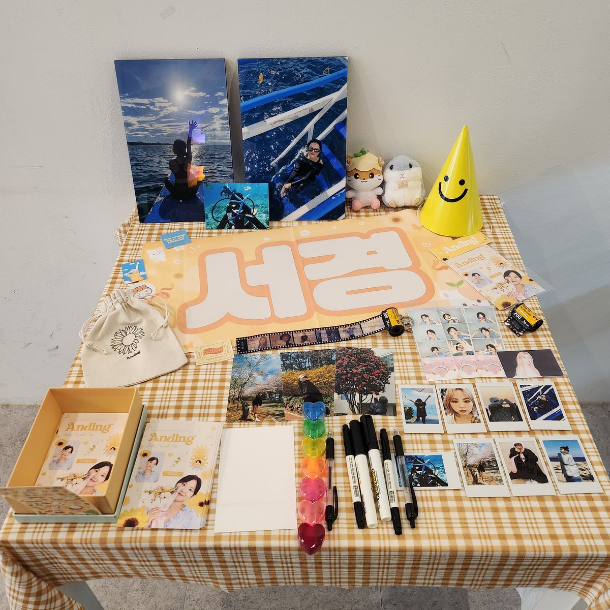 050723_S2's tweet image. 공원소녀 서경이의 생일을 축하해 주기 위해 수아도 왔어요♡
카페 꾸미느라 고생 많았고, 서경이 생일 진심으로 축하행!!🐹🌼

#우리의_봄은_끝이아닌_계속
#노란빛으로_물든_햇살가득_봄