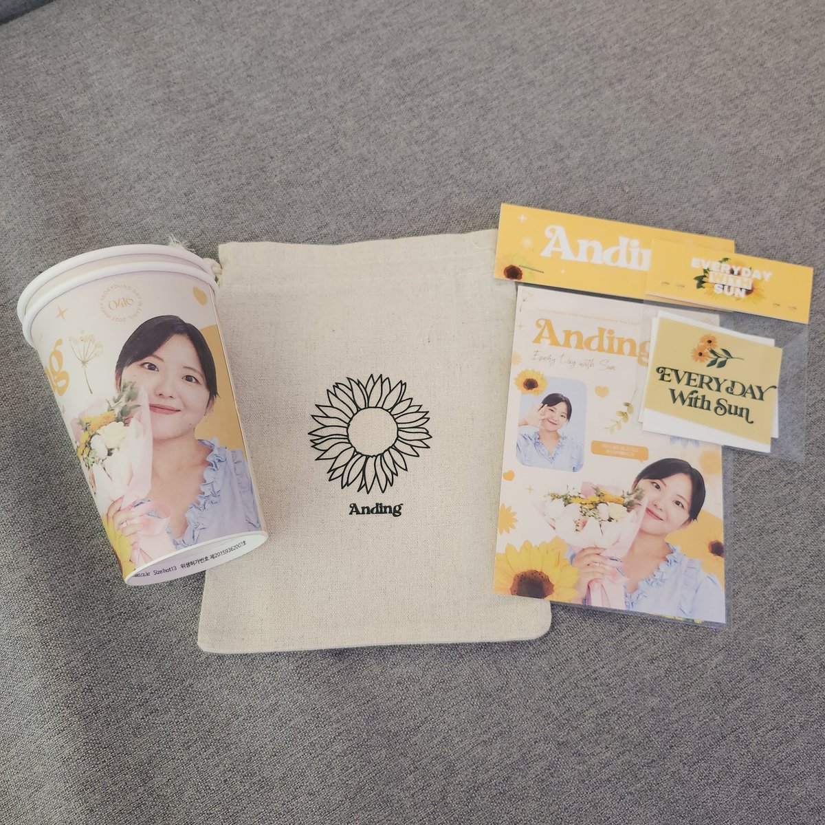 050723_S2's tweet image. 공원소녀 서경이의 생일을 축하해 주기 위해 수아도 왔어요♡
카페 꾸미느라 고생 많았고, 서경이 생일 진심으로 축하행!!🐹🌼

#우리의_봄은_끝이아닌_계속
#노란빛으로_물든_햇살가득_봄