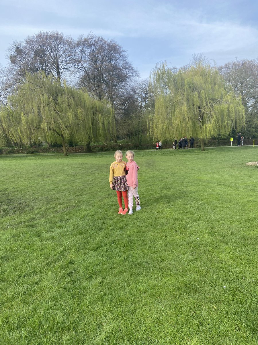 Smilte invite her friend Gabriele for first @KLjnrparkrun @HowardJuniorSch @Dahl_ClassHJS @KingsOak2018