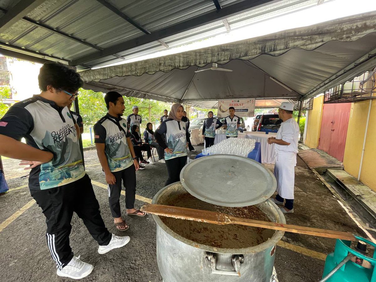 Mr. Roslean was 'Pengerusi Penduduk of Kuang C,' who also led the programme of cooking and distributing 'Bubur Lambuk' to the surrounding residents of Setiawangsa. Thank you to Encik Roslean for being willing to help us.

#orcmsu #msushca #msumalaysia #berkatkasihramadan2023