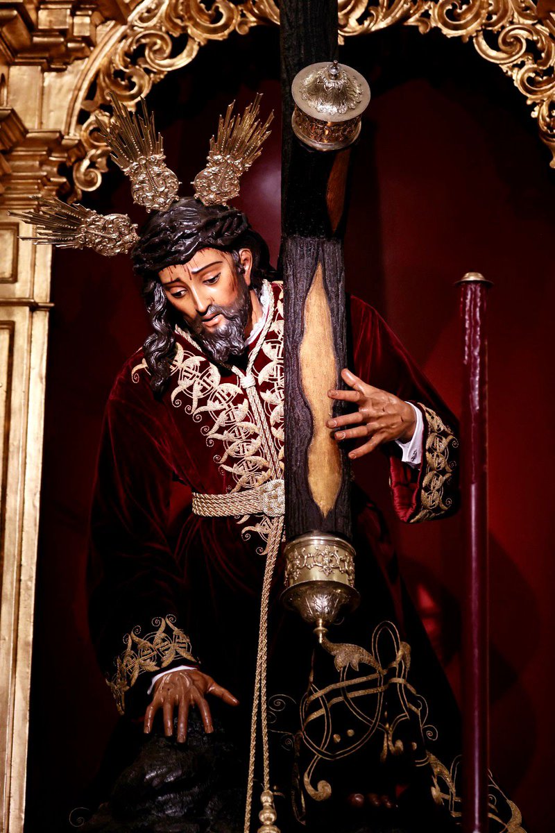 EspDeTriana's tweet photo. #ACTUALIDAD | El Santísimo Cristo de las Tres Caídas ha sido entronizado en la nave de la Epístola de la Capilla de los Marineros, luciendo la túnica confeccionada en el Convento de Santa Isabel en los años 50 del siglo pasado y restaurada recientemente.

#EsperanzaDeTriana https://t.co/gktQgKlD7t