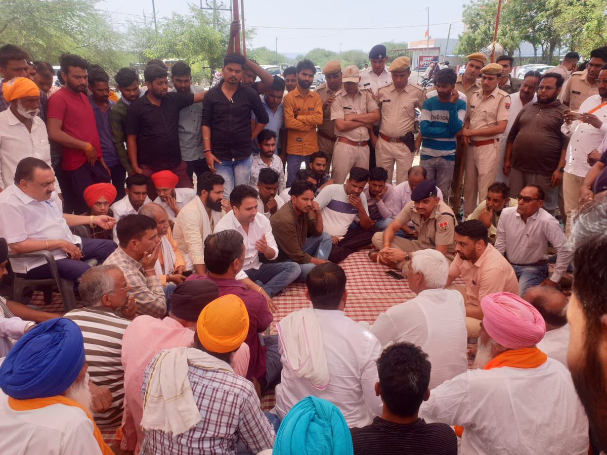 OmDhagal's tweet photo. हिण्डोली क्षेत्र 16 मार्च को राँयल्टी माफियाओ के हमले में घायल टैक्टर चालक की हुई मोत के ख़िलाफ़ हिण्डोली थाने के बाहर प्रदर्शन
@BJP4Rajasthan @VasundharaBJP @ashokgehlot51 @bjymrajasthan https://t.co/14HPkKp0Wj