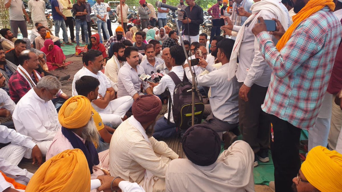 OmDhagal's tweet photo. हिण्डोली क्षेत्र 16 मार्च को राँयल्टी माफियाओ के हमले में घायल टैक्टर चालक की हुई मोत के ख़िलाफ़ हिण्डोली थाने के बाहर प्रदर्शन
@BJP4Rajasthan @VasundharaBJP @ashokgehlot51 @bjymrajasthan https://t.co/14HPkKp0Wj
