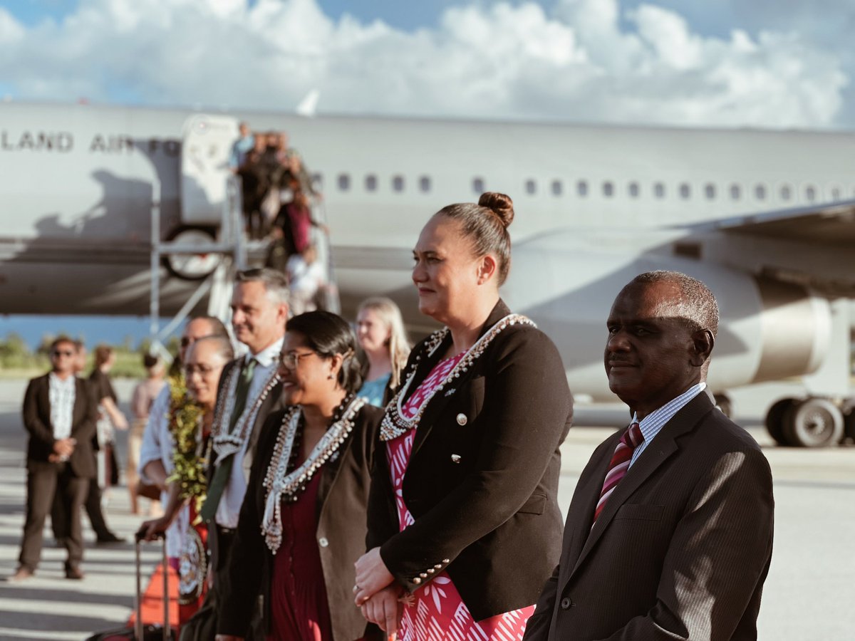 CarmelSepuloni's tweet photo. Halo olgeta from 🇸🇧! Pleased to be here to reconnect + reaffirm the strength of our relationship. I was received by Jeremiah Manele, Min of Foreign Affairs. I then met with the GG Sir David Vunagi — &amp; gifted him a framed photo of when he was at St John’s College in AKL in 1990! https://t.co/9aEn2K2o3O