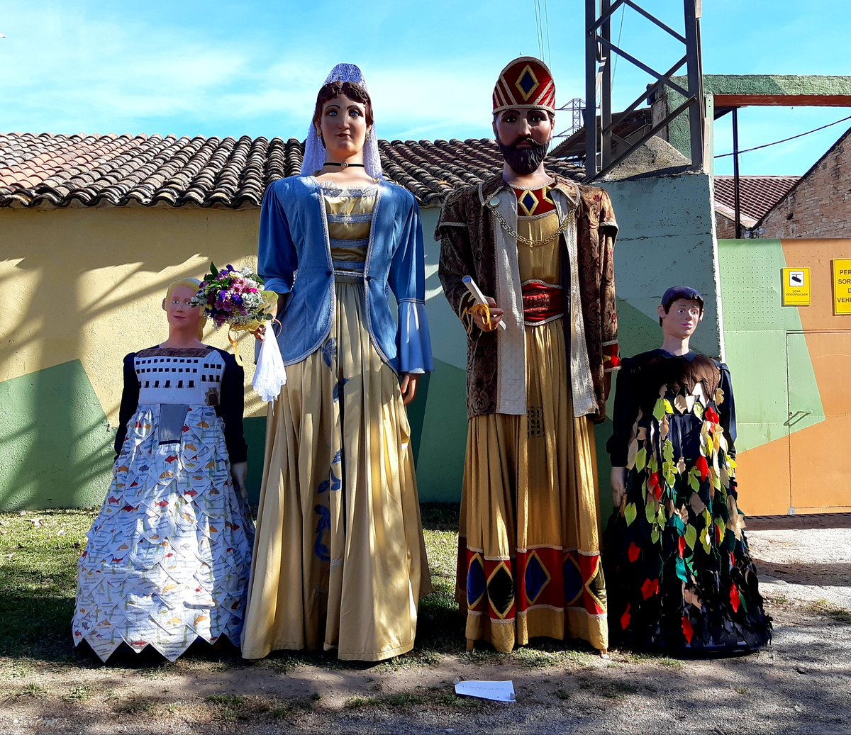 angelsoteras's tweet photo. #Manlleu. Festa del Centenari dels Gegants Vells. #Gegants de #Capellades i #Gegantets de Capellades @gegantskp https://t.co/uZNuqCQruz